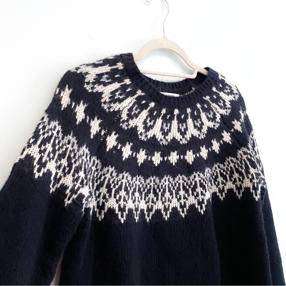 Cozy Oversized Pullover Sweater with Decorative Motif on the Shoulders Old Navy